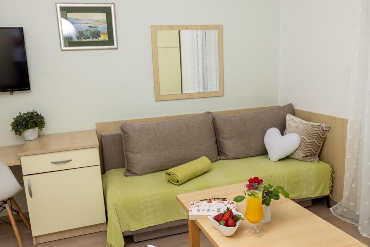 Rooms & Apartments Villa Anka Tucepi Bagian luar foto