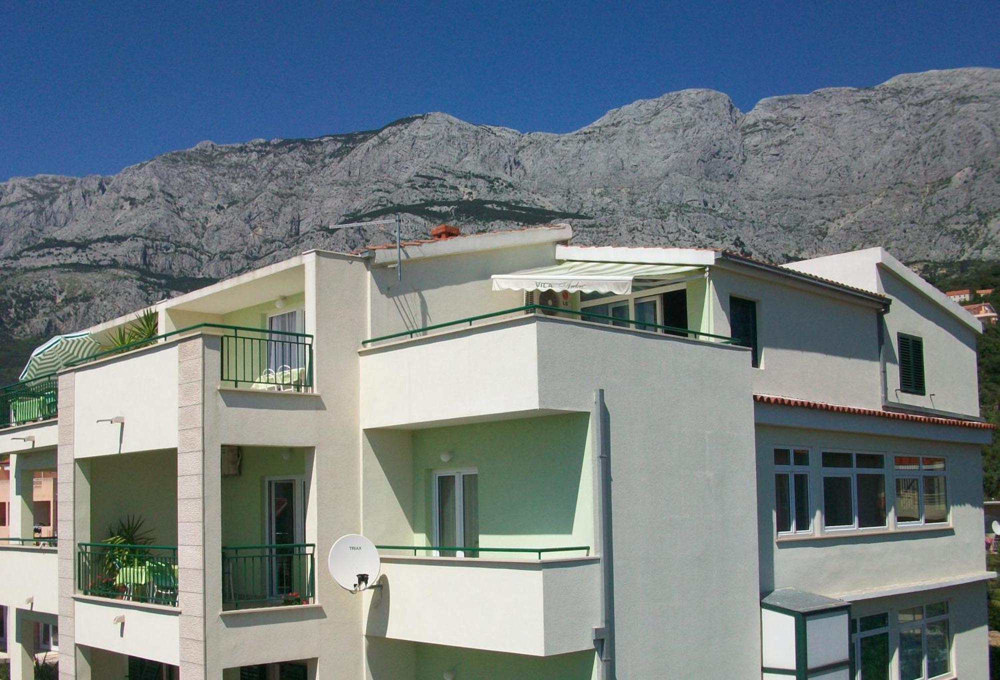 Rooms & Apartments Villa Anka Tucepi Bagian luar foto