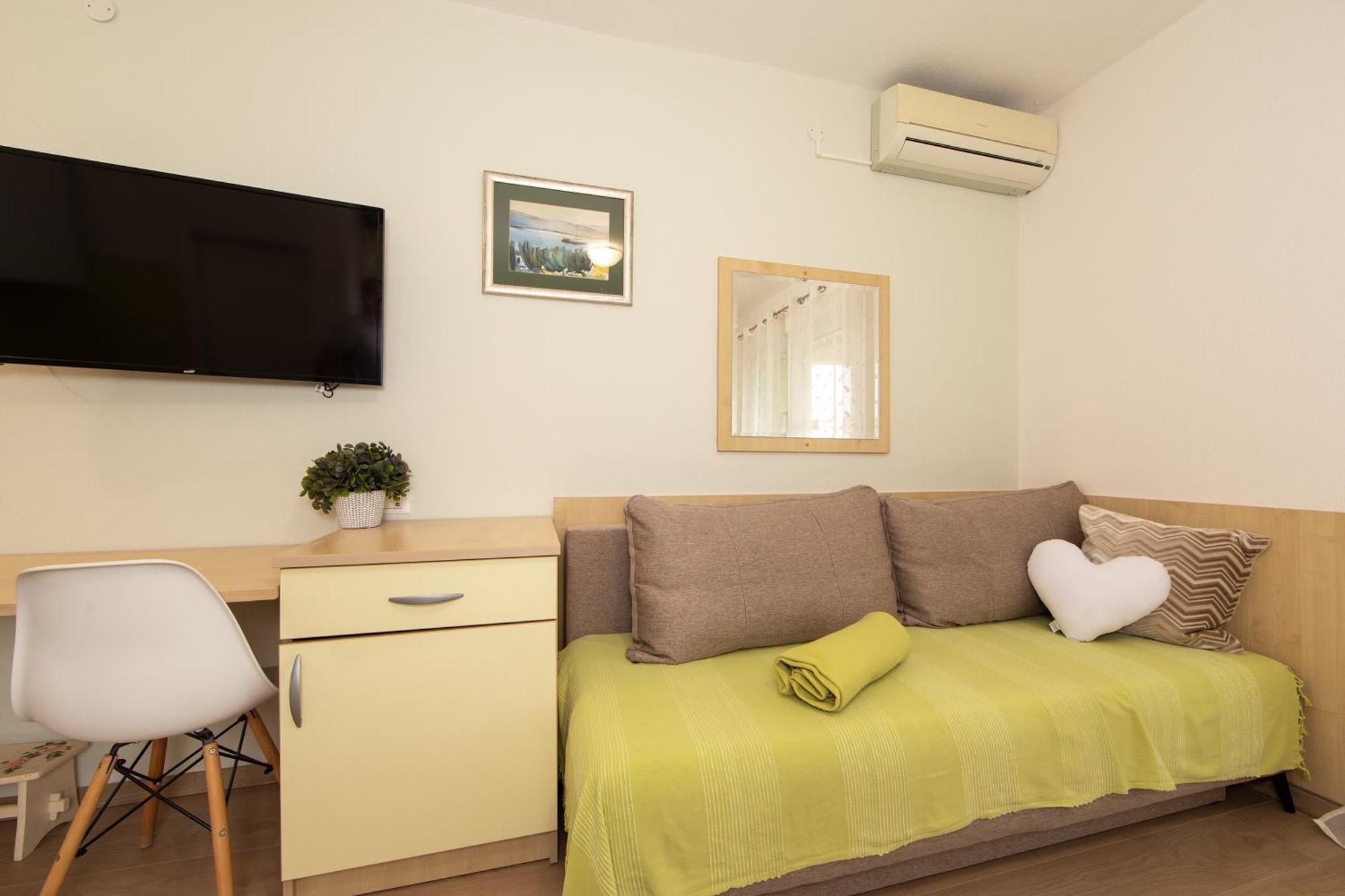 Rooms & Apartments Villa Anka Tucepi Bagian luar foto