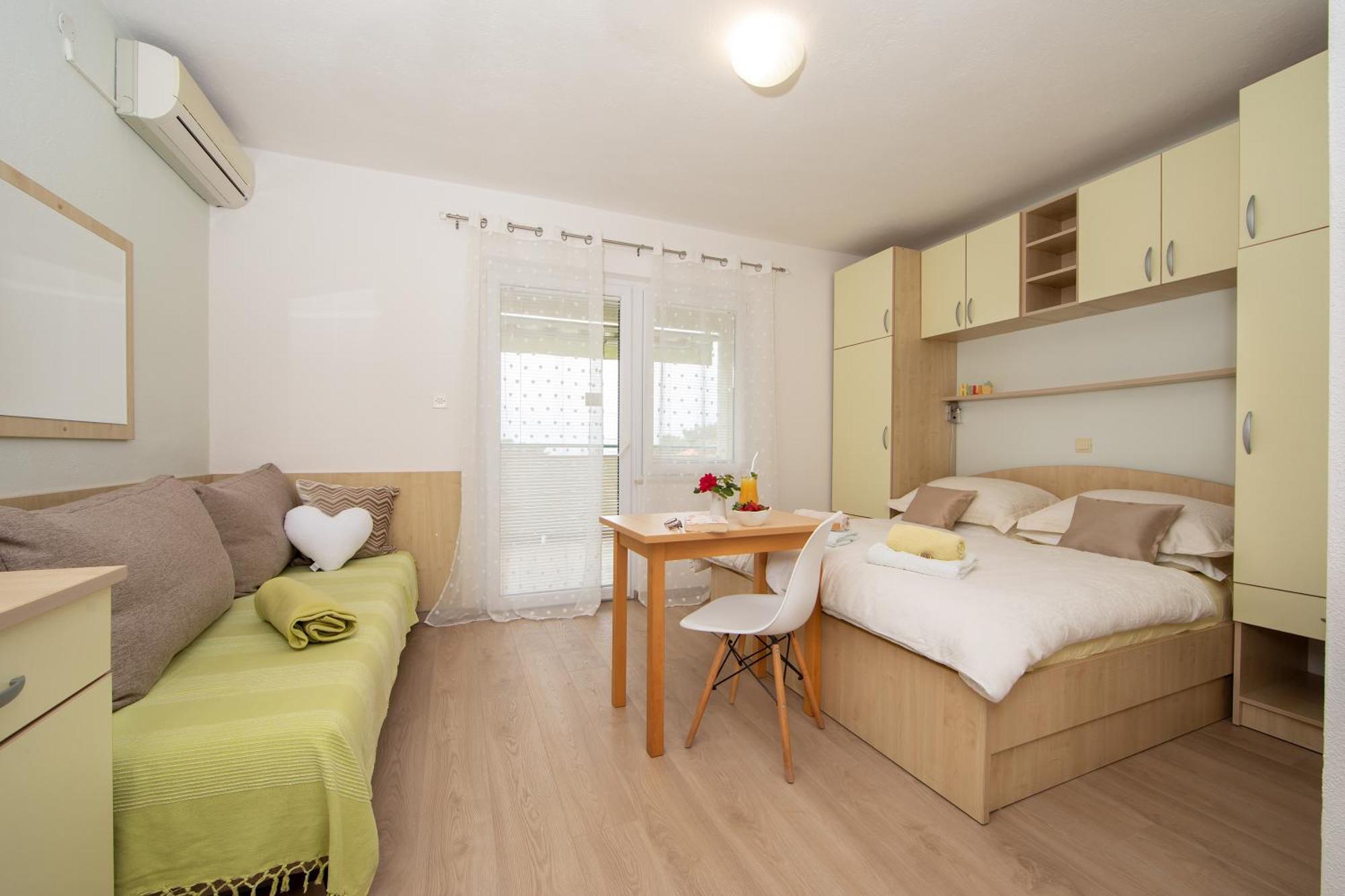 Rooms & Apartments Villa Anka Tucepi Bagian luar foto